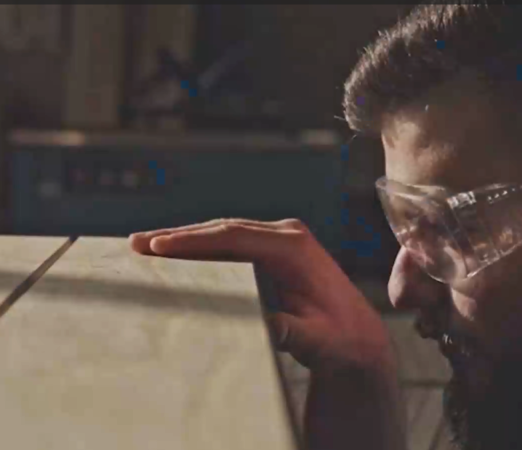 Contrôle qualité et ajustement de stand avant installation sur salon à Paris