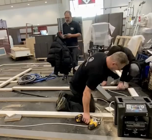 Montage de stand sur mesure par les équipes Groupe Pallas lors d’un salon professionnel