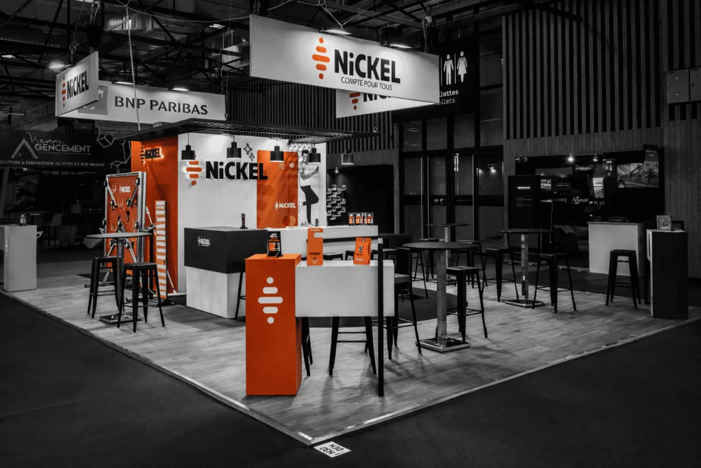 Stand salon professionnel design moderne avec espace démonstration et accueil - conception Groupe Pallas