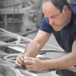 Notre atelier de fabrication, menuisiers et techniciens au travail