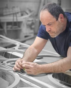 Notre atelier de fabrication, menuisiers et techniciens au travail