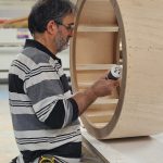 Nos menuisiers au travail dans nos ateliers de fabrication