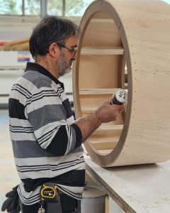 Nos menuisiers au travail dans nos ateliers de fabrication