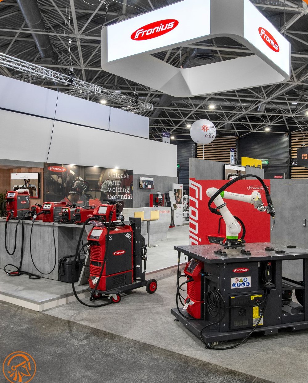 Ingénierie de stand : une structure robuste et design conçue pour valoriser les équipements industriels sur les salons d'Alpexpo.