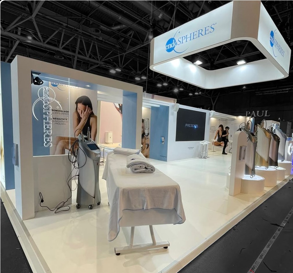 Stand esthétique professionnel avec zones de démonstration Groupe Pallas