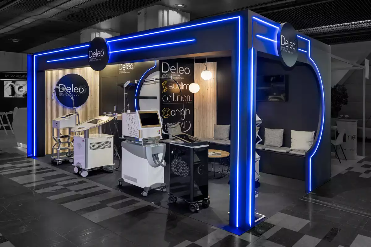 Aménagement de stand pour le secteur médical : intégration sécurisée d'appareils de haute technologie et optimisation des zones de démonstration pour les congrès scientifiques.