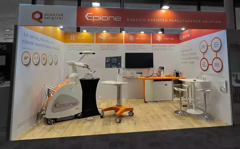 Stand chirurgie Quantum Surgical - ECIO Paris - Groupe Pallas standiste santé